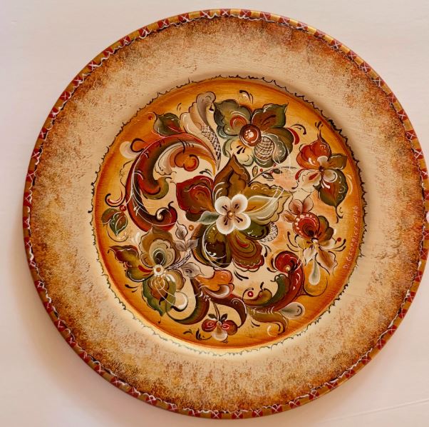 Paint a Layered Rosemaling-Inspired Round Plate Paint a Layered Rosemaling-Inspired Round Plate