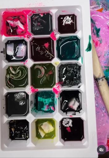 Freeze Thin Acrylic Colour to Study Flow and Blooms Freeze Thin Acrylic Colour to Study Flow and Blooms