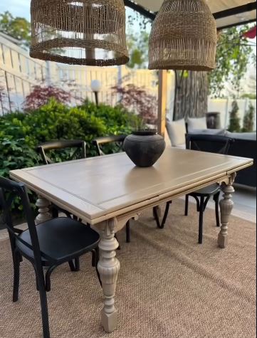 Refinish an Old Oak Table as the Natural Centrepiece