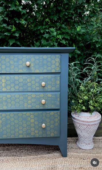 Stencil a Honeycomb Pattern With Acrylic Paint Stencil a Honeycomb Pattern With Acrylic Paint