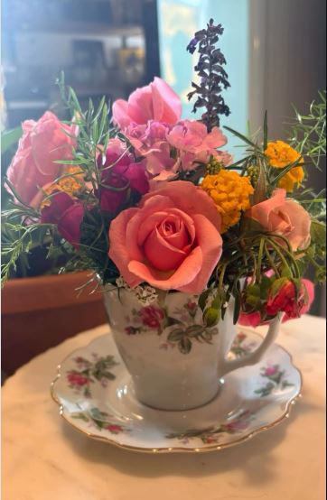 Fill an Antique Teapot With a Dried Floral Arrangement Fill an Antique Teapot With a Dried Floral Arrangement