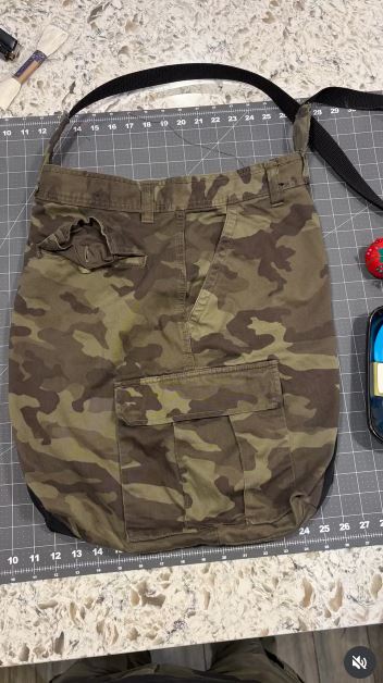Turn Cargo Pants Into a Multi-Pocket Tote Bag Turn Cargo Pants Into a Multi-Pocket Tote Bag