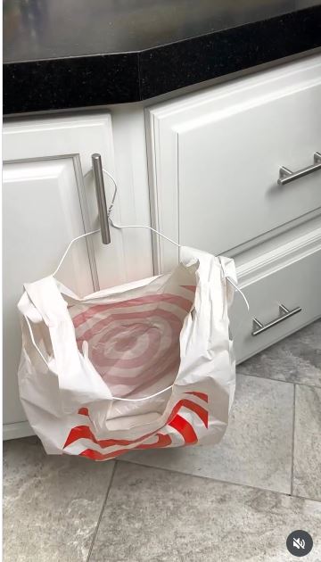 Bend a Wire Hanger Into a Temporary Bag Holder