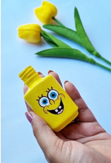Paint a Nail Polish Remover Bottle as a Mini Desk Decoration Paint a Nail Polish Remover Bottle as a Mini Desk Decoration