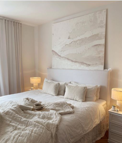 Build Warmth With Texture Rather Than Excess Decoration Build Warmth With Texture Rather Than Excess Decoration