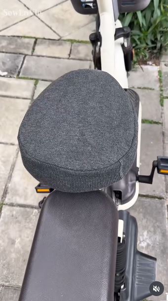 Protect a Bicycle Seat With a Leggings Cover
